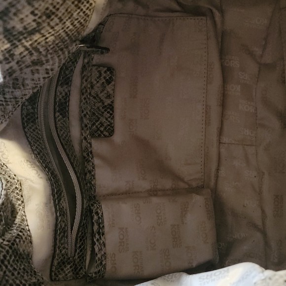 Michael Kors bag with gold MK logo in strap - Picture 4 of 8